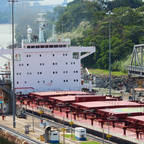 Navire dans les écluses du canal de Panama