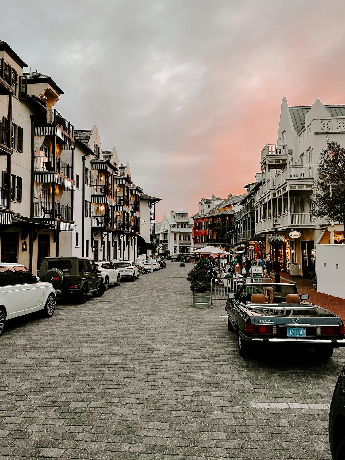 Rue au coucher du soleil